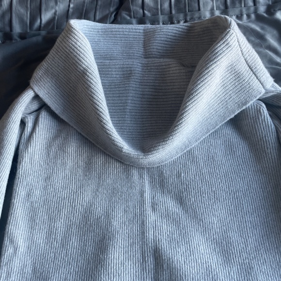 Off the shoulder sweater - Picture 3 of 3